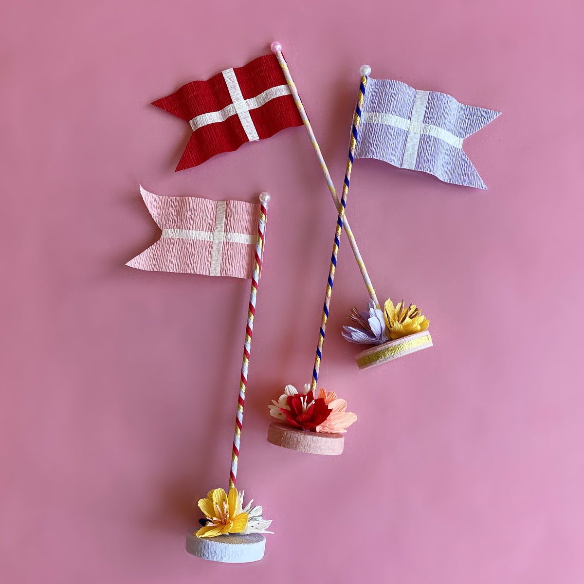 Billede af Bordflag DIY KIT - 3 festlige og finurlige flag inklusiv crepepapir